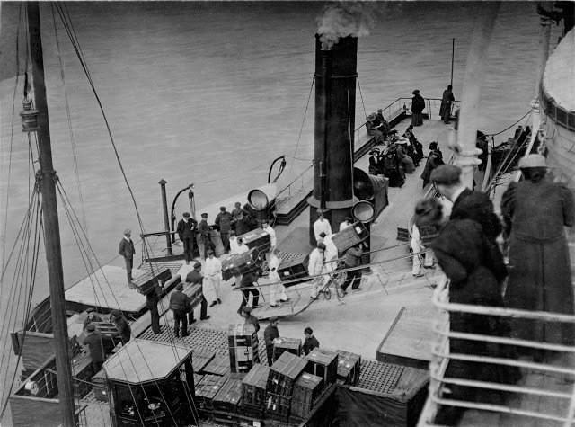 Các thủy thủ vận chuyển hàng hóa, thực phẩm, đồ ăn... lên trên tàu Titanic huyền thoại trước khi khởi hành từ Southampton, Anh đến New York, Mỹ. Ảnh chụp ngày 11/4/1912.