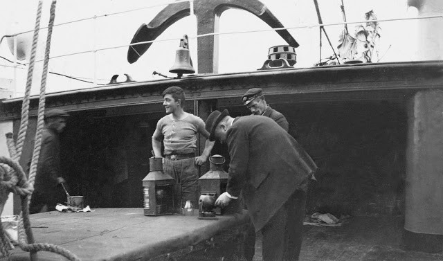 Các thủy thủ kiểm tra đèn tín hiệu trên tàu Titanic.