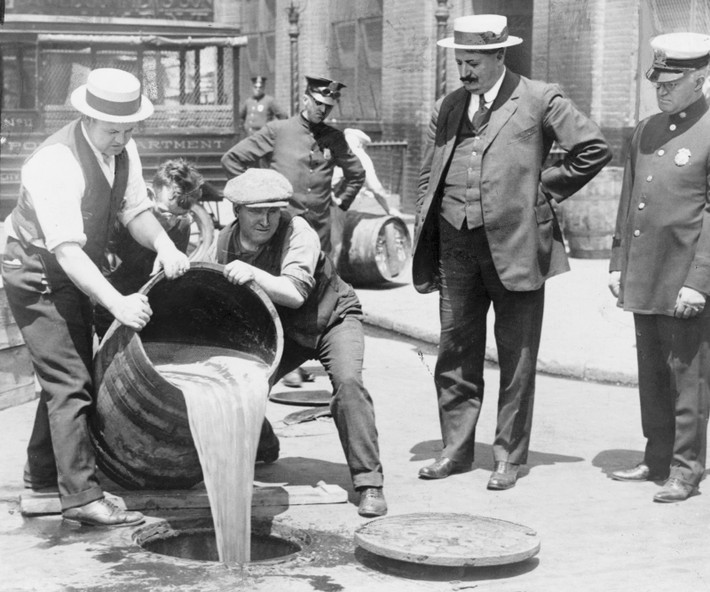 Sau khi Quốc hội thông qua Đạo luật Volstead, Mỹ cấm hoàn toàn việc sản xuất, buôn bán rượu bia. Luật cấm này được thực hiện từ năm 1920 - 1933 đã gây ảnh hưởng không nhỏ đến cuộc sống người dân Mỹ.