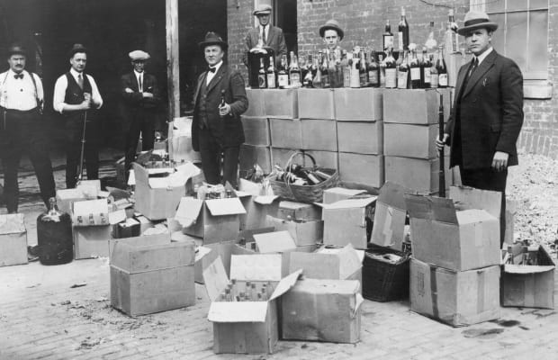 Luật cấm rượu ở Mỹ những năm 1920 - 1930 đã có sự thay đổi lớn đối với cuộc sống thường nhật của người dân, đặc biệt là thói quen ăn uống.