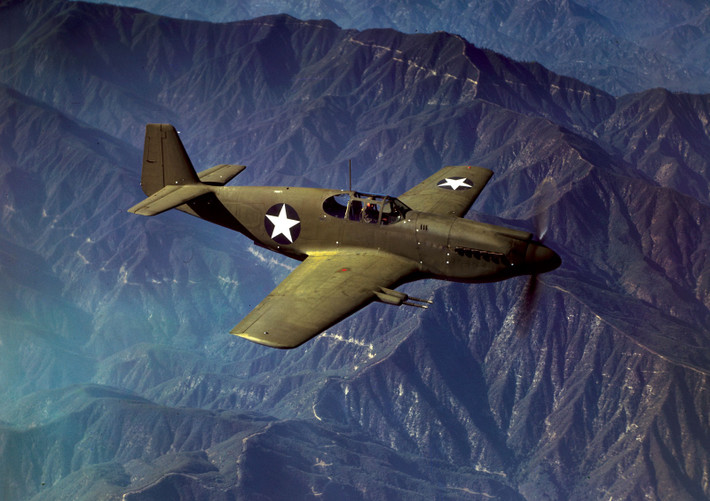 Thêm nữa, tiêm kích P-51 được trang bị 6 súng máy 12,7 mm, 2 quả bom nặng 907 kg hoặc 10 rocket 127 mm. Với những trang bị này, Mỹ tiêu diệt và phá hủy được nhiều mục tiêu quan trọng của quân phát xít.