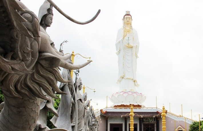 Theo sư cô Thích Nữ Huệ Lạc (trụ trì chùa Hưng Thiện), tượng Bồ Tát Quan Âm được xây dựng mất 6 năm.
