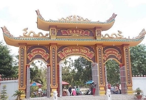 Chùa Hưng Thiện ở ấp Phú Tòng, xã Hưng Hội, huyện Vĩnh Lợi, tỉnh Bạc Liêu là một trong những địa điểm tâm linh nổi tiếng ở Việt Nam. Một trong những lý do khiến ngôi chùa được nhiều người biết đến là vì nơi đây có bức tượng Phật Quan Âm cao nhất miền Tây.