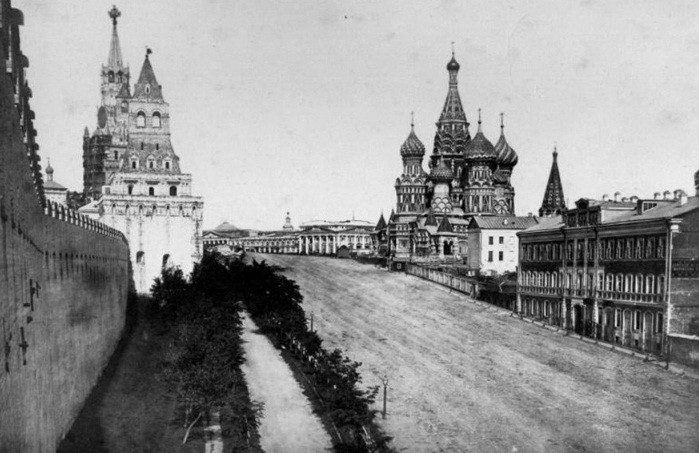 Quảng trường Đỏ ở Moscow, Nga những năm 1870 - 1888. Một con đường rộng lớn ở trong khu vực này trở thành nơi diễn ra nhiều sự kiện văn hóa - chính trị quan trọng.