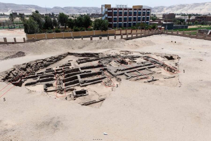 Theo NBC News, các nhà khảo cổ mới tìm thấy tàn tích của một nhà máy bia nằm ở thành phố cổ Abydos, phía tây sông Nile, Ai Cập. Phát hiện này giúp các chuyên gia giải mã một bí mật lớn về cuộc sống của người Ai Cập cổ đại.