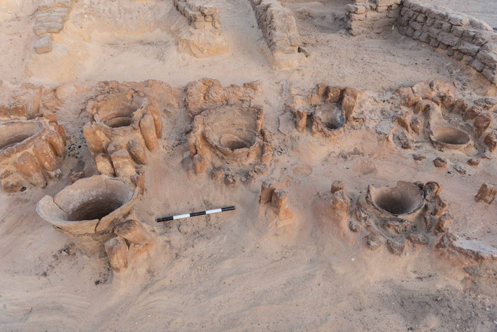Chính vì vậy, nhà máy sản xuất bia được xây dựng ở Abydos - vị trí quan trọng của vương triều Ai Cập. Abydos là nơi xây dựng nhiều ngôi đền của các pharaoh nổi tiếng như Rameses II, Seti I cũng như đền thờ của thần Osiris - vị thần cai quản thế giới cõi âm.