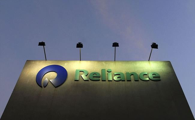 Tranh chấp giành tài sản nổ ra giữa hai anh em khiến mẹ của họ buộc phải chia Reliance làm đôi.