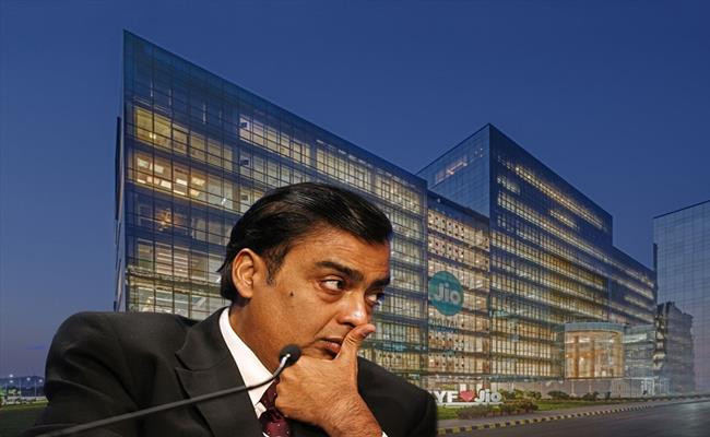 Mukesh hiện là người đứng đầu đế chế Reliance Industries, sở hữu khu tổ hợp chế xuất dầu lớn nhất thế giới, đồng thời mở rộng sang nhiều lĩnh vực khác.