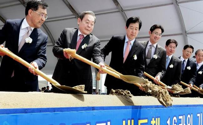 Sau khi Lee Byung-chull qua đời năm 1987, con trai thứ ba của ông - Lee Kun-hee tiếp quản cơ nghiệp của gia đình, đưa Samsung trở thành một trong những tập đoàn hàng đầu thế giới.