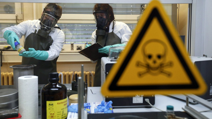 Khi ở trạng thái tinh khiết, Sarin là loại hóa chất trong suốt, không màu, không mùi và không vị khi ở trạng thái tinh khiết. Nó thường được lưu trữ ở dạng lỏng và được sử dụng trong các cuộc tấn công để chất độc này dễ bay hơi thành dạng khí, phát tán ra môi trường nhanh và gây hậu quả nghiêm trọng.