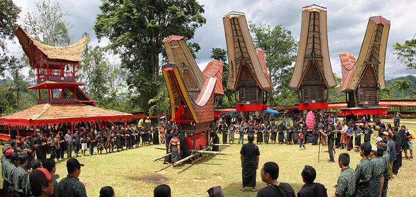 Ngày này, các thành viên bộ tộc Toraja sử dụng formaldehyde để tiêm vào tử thi nhằm giúp quá trình ướp xác diễn ra thuận tiện hơn. Nhờ vậy, thi hài người quá cố sẽ không bị phân hủy hay bốc mùi hôi thối khó chịu.