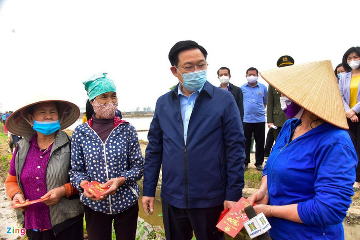 Mừng tuổi cho bà con nông dân, Bí thư Thành ủy Vương Đình Huệ mong muốn, bà con phấn đấu cấy xong vụ xuân ngay trong tháng 2 để tranh thủ điều kiện thời tiết cho cây lúa phát triển.