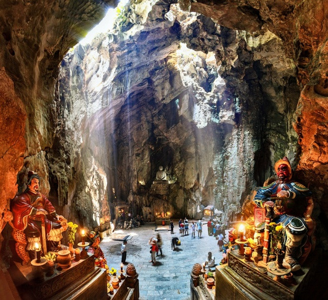 Thạch động Huyền Không là địa điểm lung linh, huyền ảo nổi tiếng ở ngọn Thủy Sơn. Nơi đây như chiếc chuông úp sấp, vòm động tiếp xúc với không gian bên ngoài bằng những lỗ hổng tự nhiên, đón ánh sáng từ trên cao soi rọi xuống. Trong động có tượng Phật Thích Ca, Kim Cang hộ pháp, Trang Nghiêm tự...