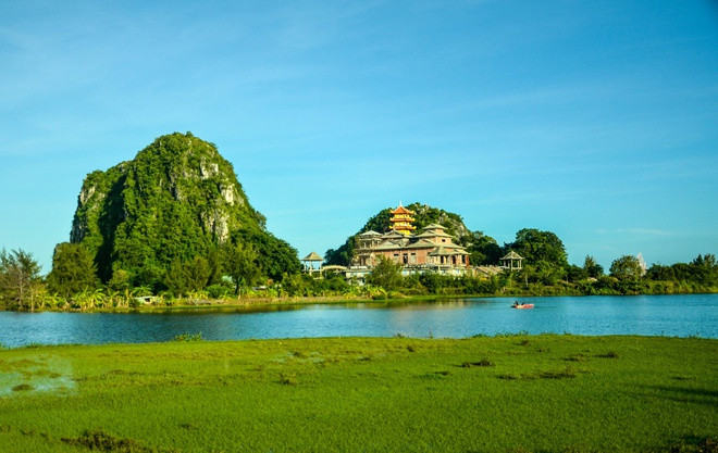 Người dân địa phương từ xa xưa gọi Ngũ Hành Sơn bằng cái tên thơ mộng là Hòn Non Nước. Ca dao có câu: "Chiều chiều mây phủ Sơn Trà/ Sấm rền Non Nước trời đà chuyển mưa". Còn về tên gọi Ngũ Hành Sơn, theo các nhà nghiên cứu, đây là tên chính thức do vua Minh Mạng đặt vào thế kỷ 19.