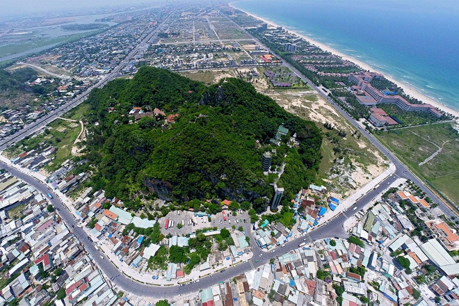 Thủy Sơn còn gọi là núi Tam Thai, do có 3 đỉnh ở 3 tầng giống như 3 ngôi sao Tam Thai ở đuôi chòm Đại Hồng Tinh. Tại Thủy Sơn có nhiều địa điểm đáng chú ý như chùa Tam Thai, chùa Linh Ứng, động Hoa Nghiêm, động Linh Nham, động Vân Thông, Vọng Giang đài, Vọng Hải đài...