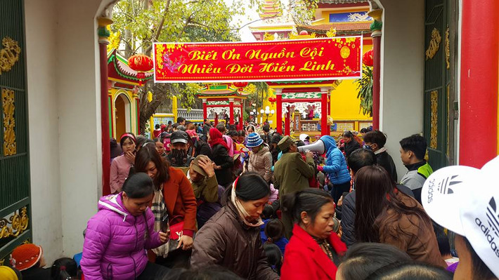Bất kỳ nơi nào của Phủ Mẫu The cũng là cảnh dòng người đông nghịt, chen chúc nhau.