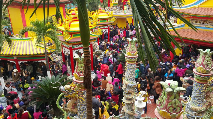 Hàng chục năm qua, cảnh tượng trên vẫn diễn ra như thế dù chưa một ai, chưa một cơ quan chức năng nào trả lời được câu hỏi “Bà Đoàn Thị The là ai mà tự xưng mình là “mẫu thiên hạ”? Và bà The có khả năng cứu độ chúng sinh thật hay chỉ là chiêu trò tung hô buôn thần bán thánh, lợi dụng niềm tin của người dân để trục lợi? Phủ mẫu vẫn tồn tại và ngày càng hoàng tráng hơn với cơ ngơi lên đến hàng chục tỷ đồng. Phủ Mẫu càng hoàng tráng, “các con” của “Mẫu” càng tin mẫu có khả năng cứu độ chúng sinh.