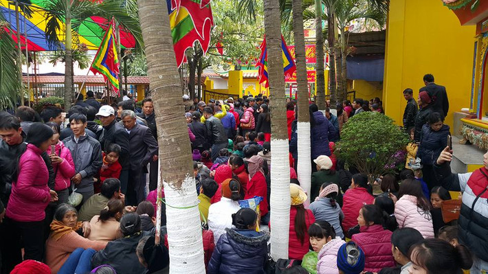 Ngay trong ngày rằm tháng Giêng, hàng nghìn người quỳ lạy khi mẫu The làm lễ dấu tay phù hộ người dân đến phủ mẫu qua hệ thống loa được giăng khắp không gian phủ Mẫu.