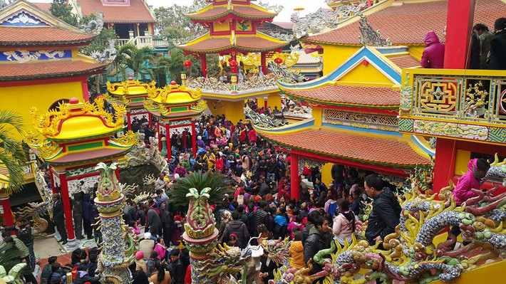 Ngày rằm tháng Giêng (11/2/2017), hàng nghìn người ở khắp mọi nơi trên đất nước lại đổ về Phủ Mẫu The (làng Vũ Xá, phường Ái Quốc, TP Hải Dương).