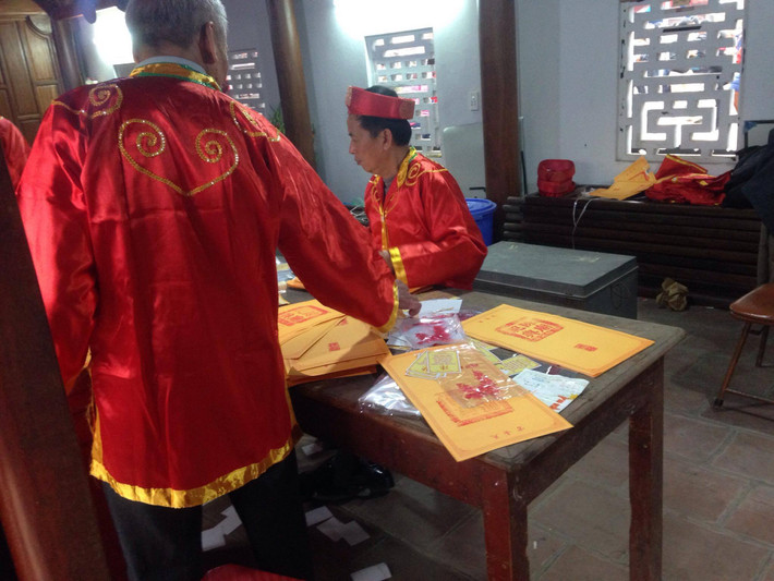 Khác với cảnh chen lấn vào đền làm lễ, đến 5h sáng ngày 15 tháng giêng tại khu vực nhà Giải Vũ, Nhà trưng bày và đền Trùng Hoa – nơi tổ chức phát ấn cho người dân du khách không còn cảnh chen lấn.