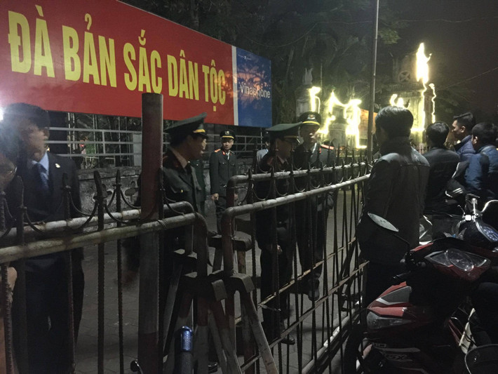 Lực lượng an ninh dày đặc.