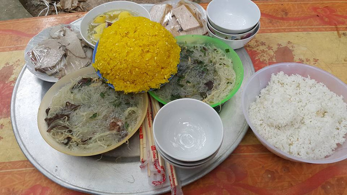 Cận cảnh một mâm cơm phủ Mẫu The thết khách ngày rằm tháng Giêng.