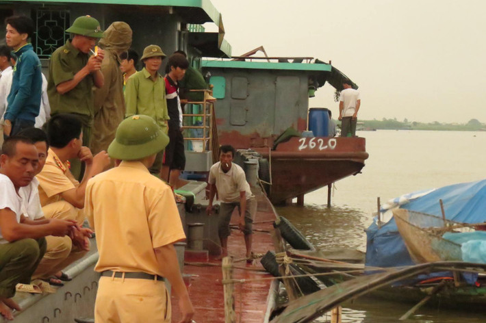 Sau khi xảy ra vụ tai nạn chìm tàu, lực lượng chức năng đã tìm thấy thi thể anh Trần Văn Tuấn vào khoảng 21h40 ngày 4/7. Đến 7h30 ngày 5/7, đã tìm thấy thi thể của chị Trần Thị Hái và cháu Trần Thị Đào.