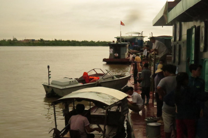 Trước đó, vào khoảng 15h30 ngày 4/7/2016, trên tuyến sông Hồng qua khu vực xã Hồng Lý (huyện Vũ Thư, tỉnh Thái Bình), tàu thủy NB 2434 do anh Trần Văn Tuấn (sinh năm 1975, ở thôn Kênh Gà, xã Gia Thịnh, huyện Gia Viễn, tỉnh Ninh Bình) điều khiển va chạm với tàu NB 6913 do anh Phạm Văn Hiến (sinh năm 1990, ở xã Trung Phong, huyện Trường Yên, tỉnh Ninh Bình) làm thuyền trưởng đi cùng chiều.