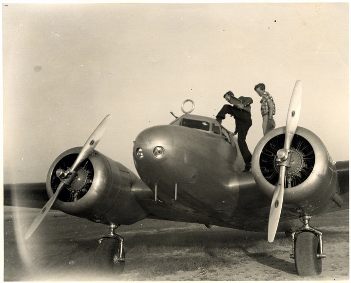 Trong số này, nổi bật là giả thuyết máy bay hai động cơ Lockheed Electra chở Amelia Earhart và hoa tiêu Fred Noonan đâm vào các rạn san hô ở Nikumaroro - một đảo san hô nhỏ thuộc quần đảo Phoenix ở miền Nam Thái Bình Dương.