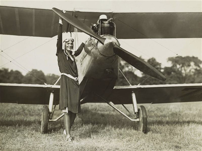Theo giả thuyết này, Earhart có khả năng sống sót sau vụ tai nạn. Nữ phi công ở trên hòn đảo không có người trong một thời gian.