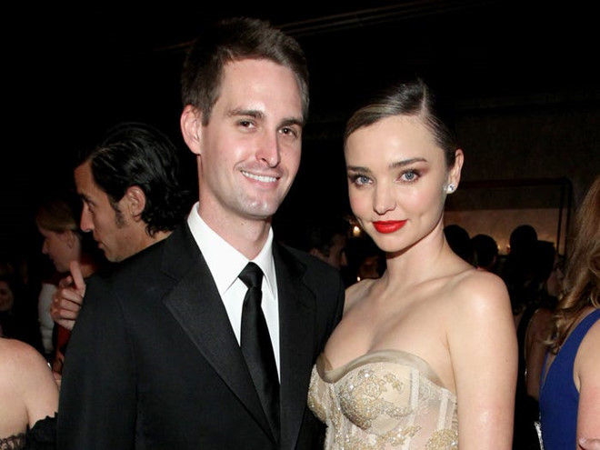 Evan Spiegel và Miranda Kerr: Tỷ phú thế giới Evan Spiegel là nhà đồng sáng lập kiêm CEO của Snapchat. Anh gặp Miranda Kerr - một trong những siêu mẫu có thu nhập cao nhất thế giới - vào năm 2015, sau đó kết hôn vào 2017. Cặp đôi này vừa chào đón người con thứ 2 của mình vào tháng 10/2019. Ảnh: Getty.