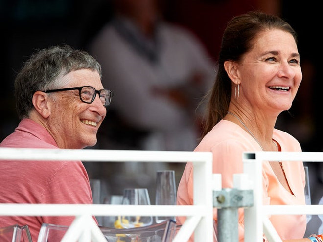 Bill Gates và Melinda Gates: Tỷ phú Bill Gates đã hẹn hò với bà Melinda vào năm 1987, khi bà đang làm nhân viên tại Microsoft. Bảy năm sau, họ kết hôn. Quỹ Bill & Melinda Gates được thành lập vào năm 2000 do cặp đôi này quản lý, tập trung vào các vấn đề sức khỏe, giảm đói nghèo trên toàn cầu. Ảnh: Getty.