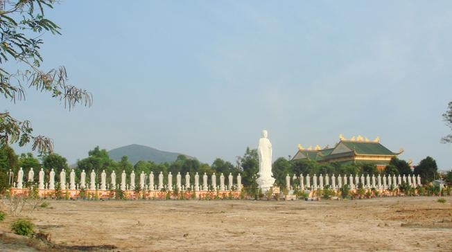 Khuôn viên của chùa đặt rất nhiều tượng của các vị Phật và Bồ Tát. Tuy nhiên nổi bật nhất chính là khu vực cửu phẩm cực lạc với 48 tượng Phật A Di Đà bằng đá hoa cương cao 3,3 mét và nặng 3,5 tấn, được đúc bằng bê tông đặt giữa không gian mênh mông của đất trời.