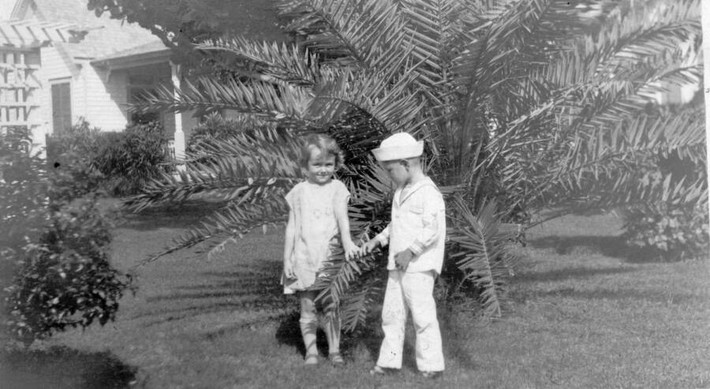 Nữ y tá này được gia đình ông Otto thuê để chăm sóc con trai út Robert (bên phải ảnh). Thế nhưng, vợ ông Otto không hài lòng với cô y tá nên đuổi việc cô.