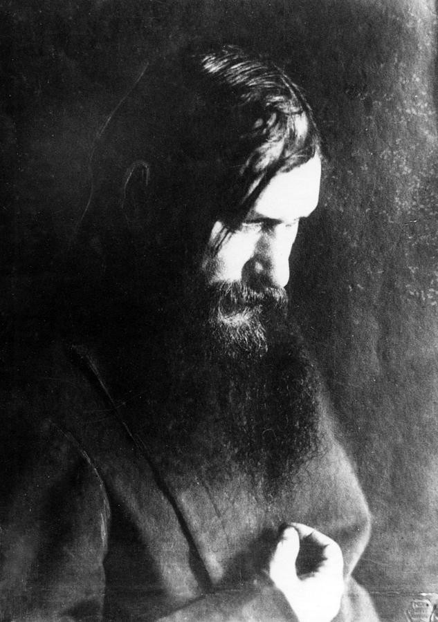 Trước những tội lỗi của Rasputin, Felix Yusupov và Dmitri Pavlovich lên kế hoạch tiêu diệt kẻ dị giáo âm mưu thao túng nước Nga. Đêm 16/12/1915, theo kế hoạch, Rasputin bị dụ xuống một căn hầm của cung điện Moika.