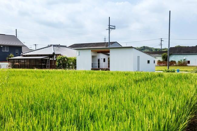 Nếu nhìn từ bên ngoài, kiến trúc ngôi nhà không cao, trái lại khá thấp nhưng bên trong lại rất thoáng mát.