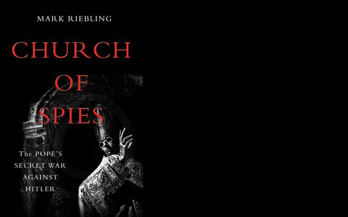 Sử gia người Mỹ Mark Riebling gây chú ý khi xuất bản cuốn sách có tựa đề "Church of Spies: The Pope’s Secret War Against Hitler" (tạm dịch: Những gián điệp của Giáo hội: Cuộc chiến bí mật chống Hitler của Giáo hoàng). Nội dung cuốn sách hé lộ cuộc chiến bí mật giữa Vatican với trùm phát xít Hitler.