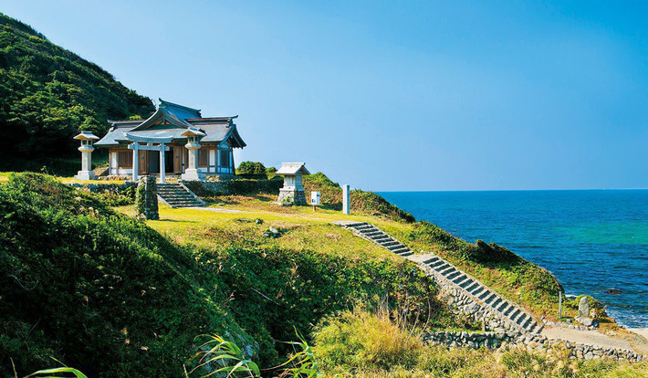 Hiện hòn đảo thiêng Okinoshima chỉ tiếp đón nam du khách vào một ngày duy nhất trong năm là ngày 27/5. Đây là ngày tưởng niệm những thủy thủ thiệt mạng trong một trận hải chiến khi chiến tranh Nga - Nhật diễn ra từ năm 1904 - 1905.