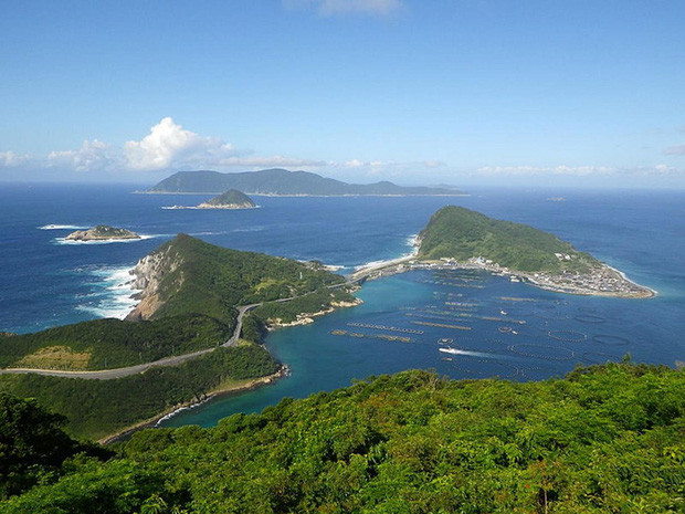 Năm 2017, hòn đảo thiêng Okinoshima của Nhật Bản được UNESCO công nhận là di sản thiên nhiên và văn hóa thế giới. Rộng khoảng 700 m2, Okinoshima được coi là đất thiêng của Thần đạo Shinto.