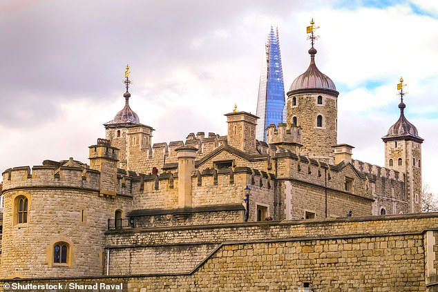 Nhà nghiên cứu Alfred Hawkins phụ trách các tòa nhà lịch sử thuộc Historic Royal Palaces, đơn vị giám sát Tòa tháp London cho hay bộ hài cốt người phụ nữ được đặt trong áo quan.