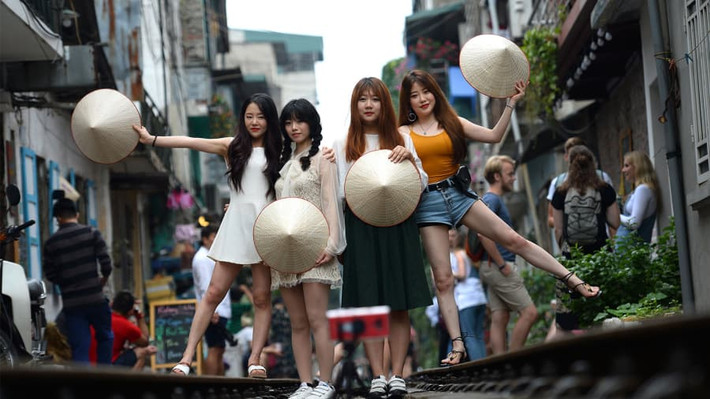 Quyết định "xóa sổ" phố cafe đường tàu Phùng Hưng được đưa ra sau khi một chuyến tàu đi qua khu vực này ngày 6/10 buộc phải dừng lại vì có quá nhiều du khách ở đường ray.