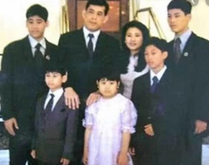 Tuy nhiên, đến cuối thập niên 1970, Thái tử Vajiralongkorn có quan hệ tình ái với nữ diễn viên Yuvadhida Polpraserth (trong ảnh) và có 5 con chung với bà này.