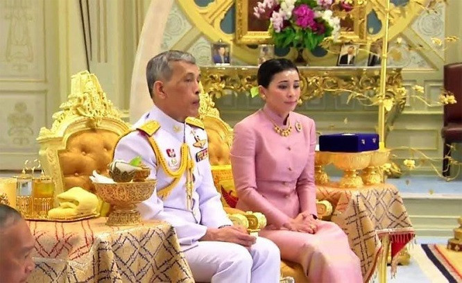 Bà Sineenat được Quốc vương Thái Lan phong làm Hoàng quý phi ngay sau khi ông kết hôn với cựu chỉ huy lực lượng cận vệ Suthida Tidjai (trong ảnh) và phong bà làm Hoàng hậu chỉ vài ngày trước khi ông làm lễ đăng quang hồi tháng 5/2019.