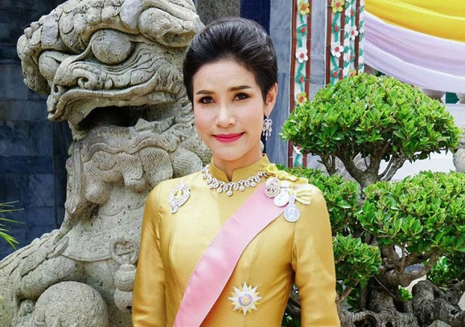 Trên thực tế, Hoàng quý phi Sineenat không phải là người vợ đầu tiên và duy nhất bị Quốc vương Rama X trừng phạt theo hình thức này.