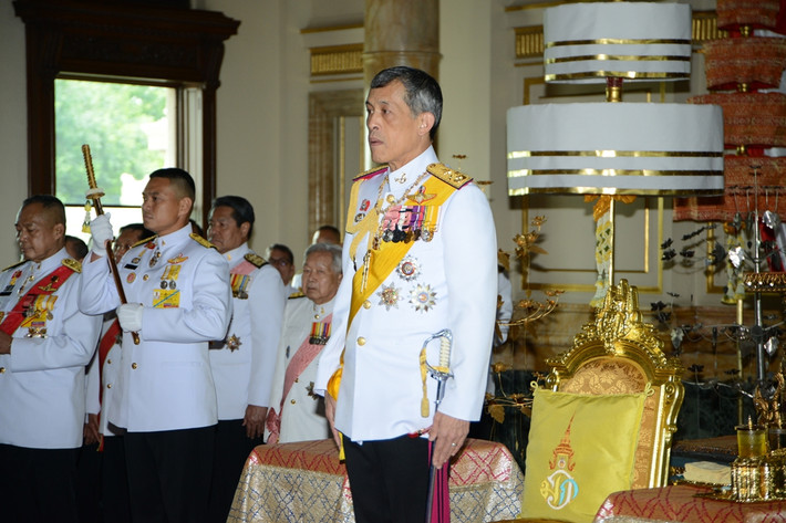 Đến tháng 2/1994, Hoàng Thái tử Vajiralongkorn tổ chức lễ kết hôn với Yuvadhida. Kế đến, bà được bổ nhiệm làm thiếu tá trong quân đội Thái Lan.