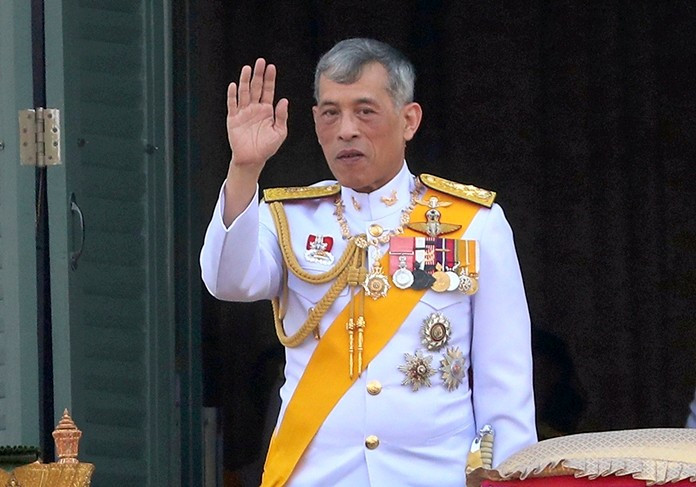 Hai năm sau, Yuvadhida chuyển sang Anh sinh sống cùng 5 người con. Vào thời điểm ấy, Hoàng thái tử Vajiralongkorn cho người dán những áp phích quanh cung điện cáo buộc bà Yuvadhida ngoại tình với một tướng không quân.