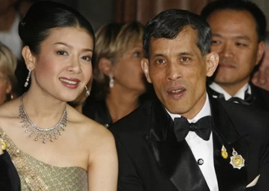 Đến tháng 2/2001, Hoàng Thái tử Vajiralongkorn bí mật kết hôn lần 3 với thường dân Srirasmi Suwadee. Bà tham gia lực lượng phục vụ hoàng gia từ năm 1992. Năm 2005, bà Srirasmi sinh con trai cho Hoàng Thái tử Vajiralongkorn và được sắc phong làm công nương.