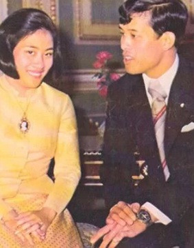 Cụ thể, cuộc hôn nhân đầu tiên của Quốc vương Rama X lúc ấy là Thái tử diễn ra vào tháng 1/1977. Khi ấy, Thái tử Vajiralongkorn kết hôn với Công nương Soamsawali Kitiyakara. Một năm sau, vợ chồng Thái tử Vajiralongkorn đón con gái đầu lòng.