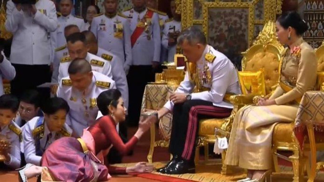 Thông tin này khiến nhiều người dân Thái Lan bị sốc. Nguyên do là vì Sineenat được Quốc vương Rama X phong làm Hoàng quý phi chưa đầy ba tháng trước.