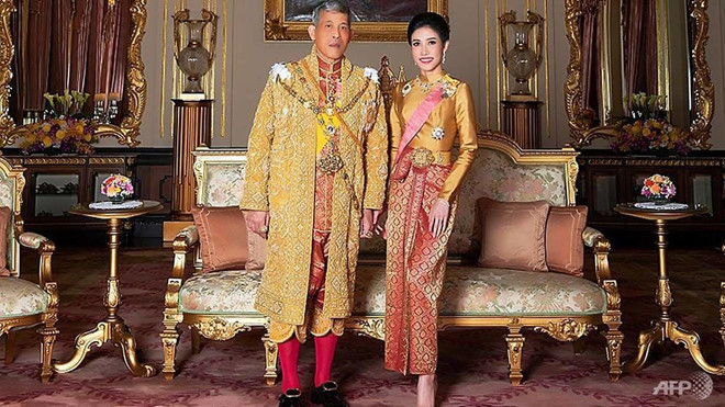 Vào ngày 21/10 vừa qua, Hoàng gia Thái Lan bất ngờ thông báo Quốc vương Rama X (hay còn gọi Maha Vajiralongkorn) phế truất mọi tước hiệu, quân hàm và huân chương của Hoàng quý phi Sineenat Wongvajirapakdi vì cáo buộc âm mưu lật đổ Hoàng hậu Suthida.